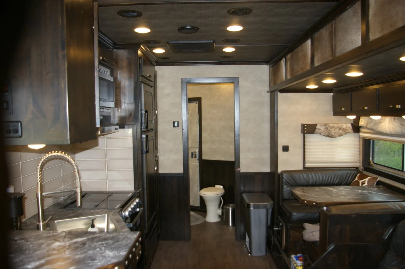 2025 Platinum Coach 4H with Signature Quarters Interior, ALUMINUM, - Image 2