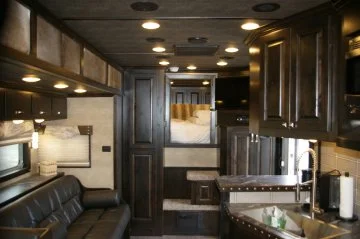 2025 Platinum Coach 4H with Signature Quarters Interior, ALUMINUM, - Image 4