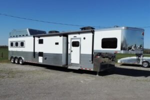 Platinum Coach 4 horse living quarters