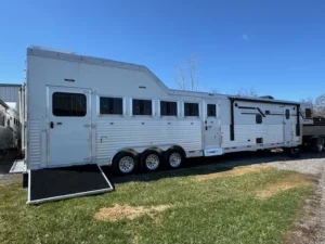 6 horse gooseneck with 16 ft living quarters