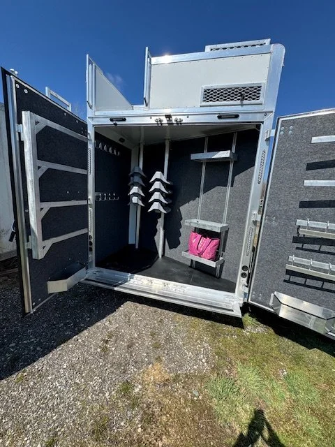 2026 6 HORSE SLANT GN W/16 FT LQ & 9' SLIDE OUT, ALUMINUM, WHITE, 24000GVWR - Image 3