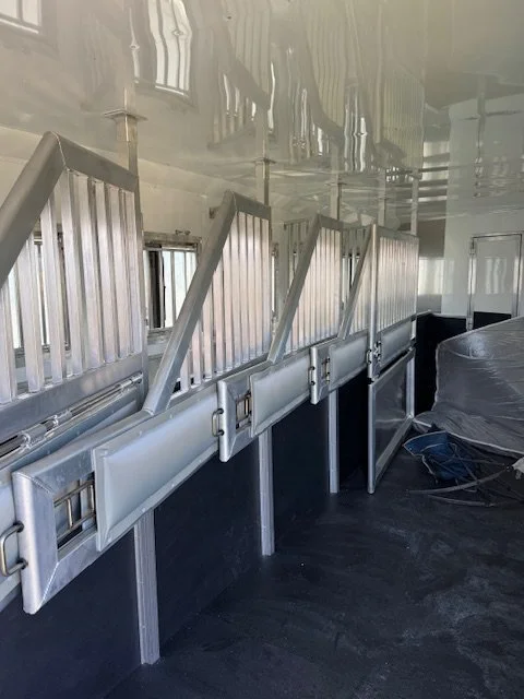 2026 6 HORSE SLANT GN W/16 FT LQ & 9' SLIDE OUT, ALUMINUM, WHITE, 24000GVWR - Image 4