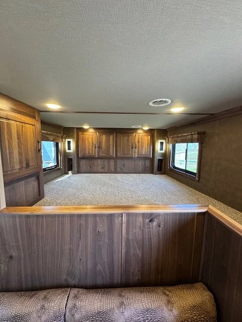2026 6 HORSE SLANT GN W/16 FT LQ & 9' SLIDE OUT, ALUMINUM, WHITE, 24000GVWR - Image 8