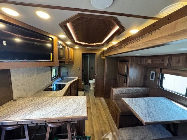 2026 6 HORSE SLANT GN W/16 FT LQ & 9' SLIDE OUT, ALUMINUM, WHITE, 24000GVWR - Image 9